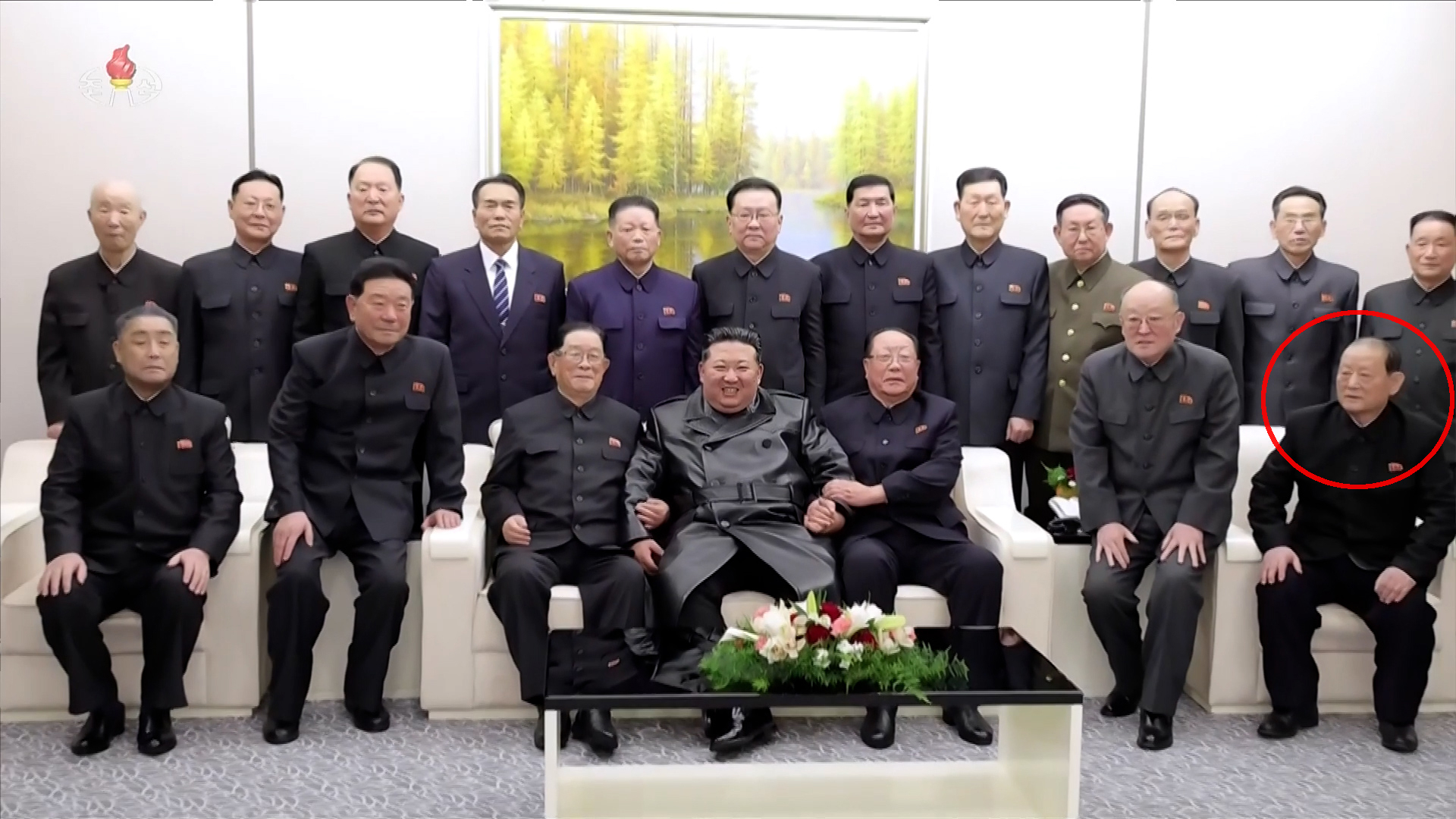 thumbnail - “이미 죽었다더니”…김정은 옆에 앉은 北 숙청설 인물