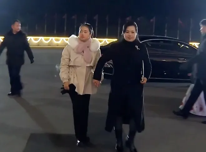 북한 현송월 노동당 부부장이 딸로 추정되는 소녀의 손을 잡고 신년 경축공연 행사장으로 들어가고 있다. 현송월 역시 과거 ‘처형설’이 돌았다가 공개석상에 재등장한 인물로 꼽힌다. 조선중앙TV 캡처