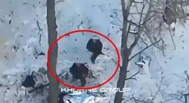 2024년12월 우크라이나가 일부 점령한 러시아의 쿠르스크 지역에서 전투 중인 북한군의 모습. 우크라이나 군사정보기관(GUR) 제공