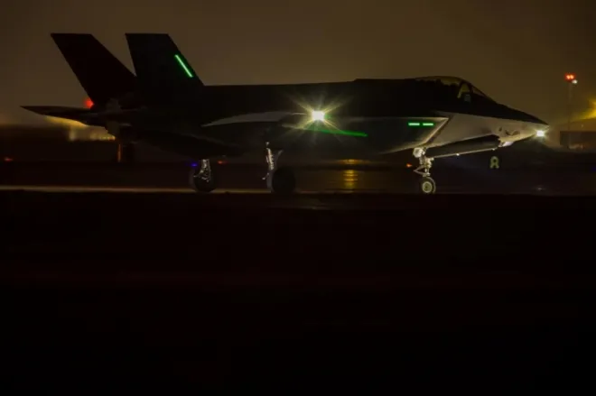 미국 버몬트 주 방위공군 소속 F-35A 스텔스 전투기가 영국 레이컨히스 공군기지에 도착해 야간 이동하고 있다. 데이비드 로이드 제공·워존(TWZ) 캡처