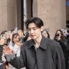 NYT도 주목한 K팝 열기…밀라노 호텔 앞 하루종일 줄섰다 [핫이슈]