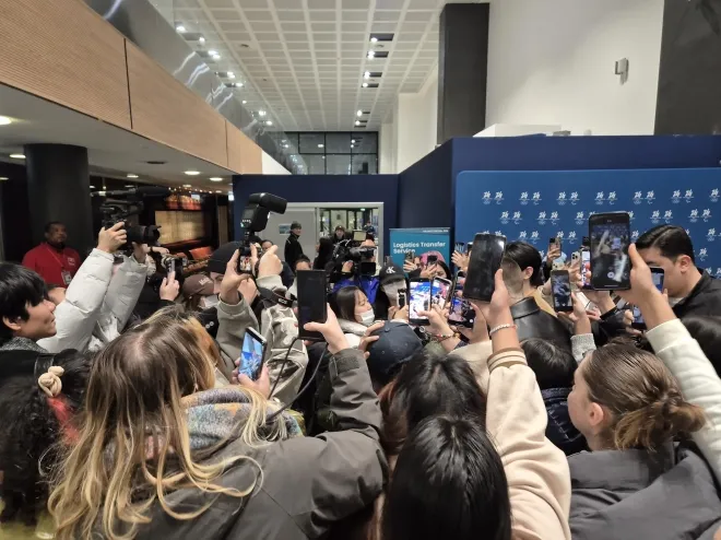 엔하이픈 멤버 성훈이 5일(현지시간) 이탈리아 밀라노 말펜사 공항 입국장에서 현지 팬들에게 둘러싸인 채 이동하고 있다. 연합뉴스