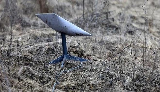 우크라이나 도네츠크주에서 촬영된 스타링크 위성 인터넷 시스템  모습. 자료사진