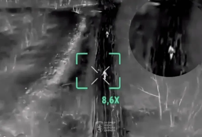 우크라이나 차시프 야르 인근에서 항복하려던 러시아군 병사를 러시아 FPV 드론이 공격하기 직전의 순간을 담은 열화상 사진. 우크라이나군 운영 단체 ‘나는 살고 싶다’ 제공