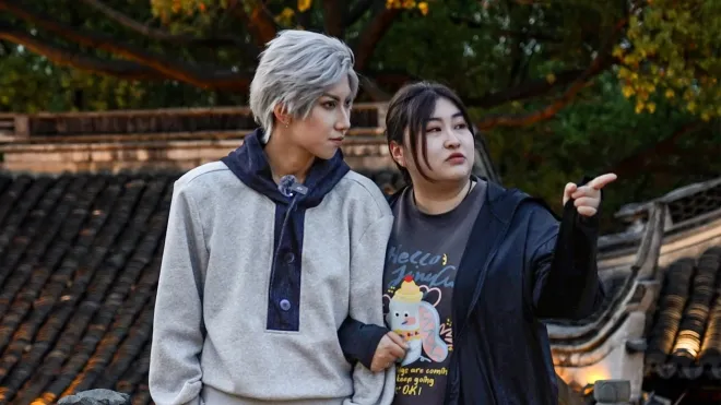 가상 캐릭터를 연기하는 코스플레이어와 함께 데이트를 즐기는 중국 젊은 여성의 모습. 최근 일부 Z세대를 중심으로 이상형 캐릭터를 현실에서 체험하려는 이색 소비가 확산하고 있다. SCMP 캡처