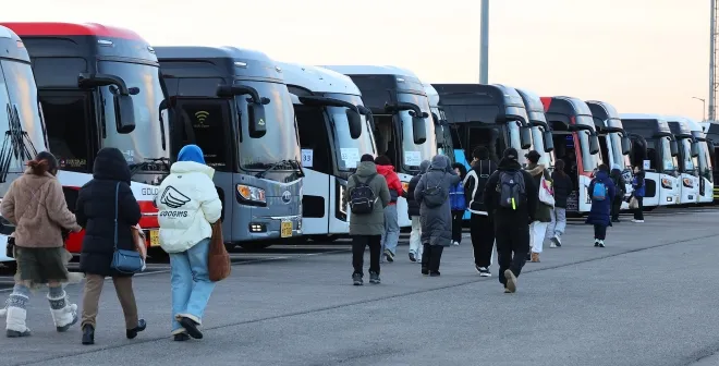 인천항 국제크루즈터미널에 입항한 크루즈선 승객 중국인 관광객들이 버스에 올라 관광지로 이동하고 있다. 연합뉴스