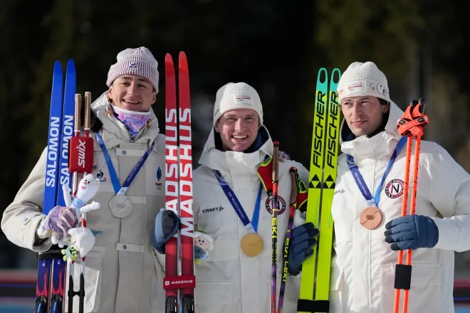 왼쪽부터 은메달을 딴 프랑스의 에리크 페로, 금메달을 차지한 노르웨이의 요한 올라브 보튼, 동메달을 획득한 노르웨이의 스투를라 홀름 레그레이드가 10일(현지시간) 이탈리아 안테르셀바에서 열린 2026 밀라노·코르티나담페초 동계올림픽 바이애슬론 남자 20㎞ 개인전 시상식에서 기념 촬영을 하고 있다. AP 연합뉴스