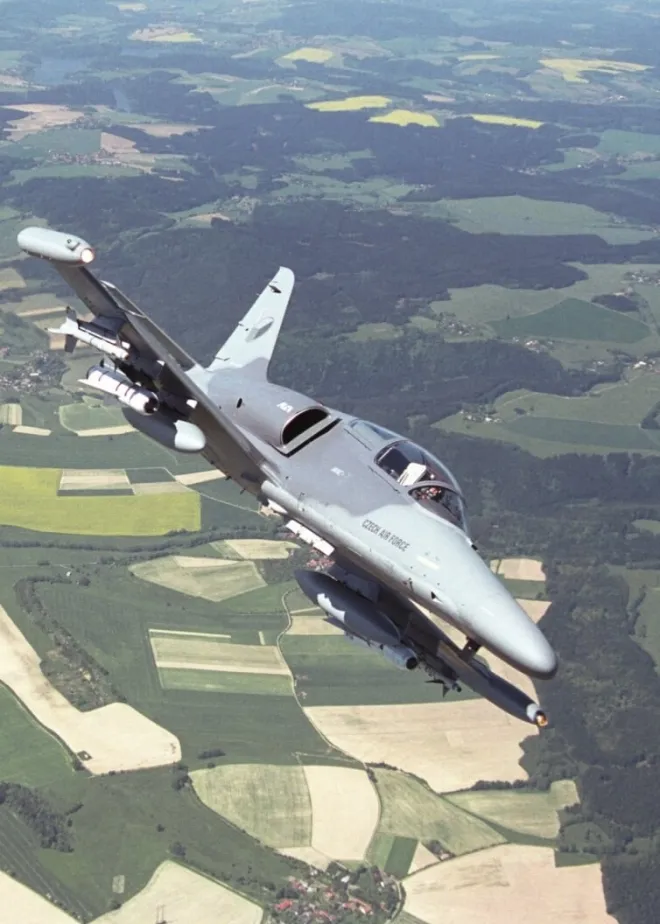 후방에 추가 연료탱크를 실은 경공격용 단좌기. 에어로보도호디 제공