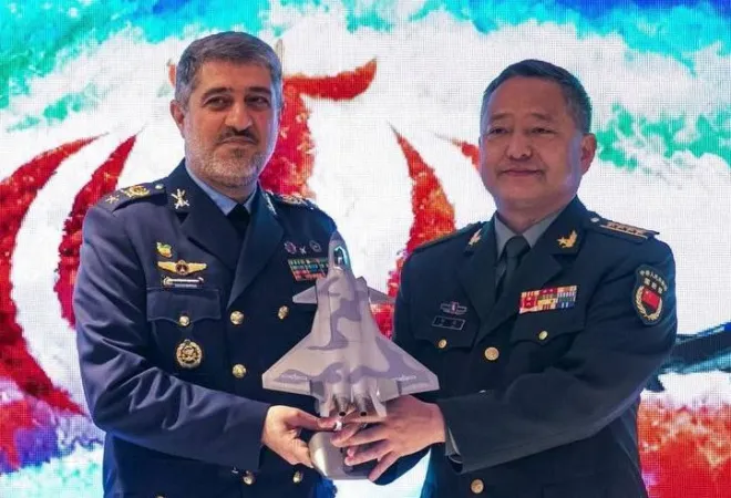 중국 무관(오른쪽)이 지난 8일(현지시간) 이란 공군절 행사에서 바흐만 베흐마르드 이란 공군 사령관(가운데)에게 J-20 전투기 모형을 전달하고 있다. 이란 매체 보도에 따르면 해당 장면이 공개되며 전투기 도입설이 확산했다. 이란 매체 캡처