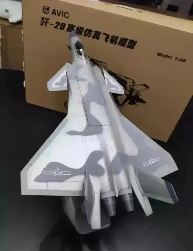중국 항공공업집단(AVIC) 로고가 인쇄된 상자 앞에 놓인 J-20 전투기 모형. 이란 공군절 행사에서 같은 기종의 모형이 선물된 사실이 알려지며 전투기 도입설이 확산됐다. 온라인 캡처