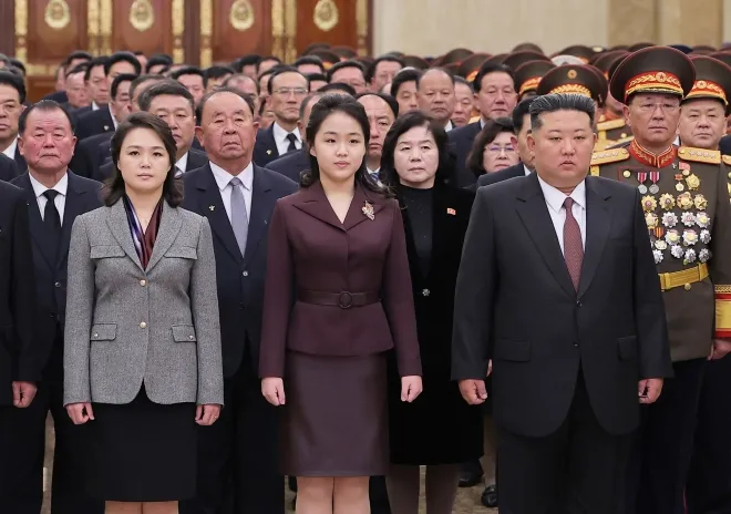 김정은 북한 국무위원장과 딸 김주애가 1월 1일 평양 금수산태양궁전을 참배하고 있다. 국정원은 최근 김주애를 ‘후계 내정 단계’로 판단했다고 국회에 보고했다. 조선중앙통신 연합뉴스
