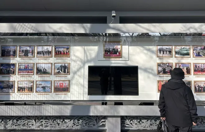 주중 북한대사관 정문 옆 게시판에 김정은 북한 국무위원장과 딸 김주애가 함께 등장한 사진이 중앙에 배치돼 있다. 대외 선전 공간에서도 부녀 동반 장면이 강조되면서 후계 구도와 관련한 해석이 이어지고 있다. 연합뉴스