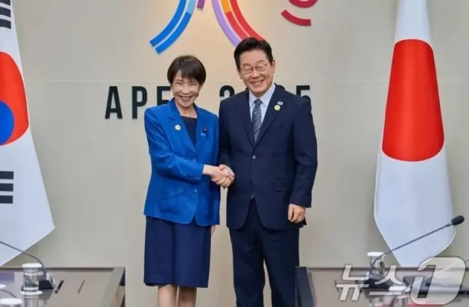 2025년 10월 경주에서 열린 한일 정상회담에서 손을 맞잡은 이재명 대통령(오른쪽)과 다카이치 일본 총리(왼쪽). 뉴스1