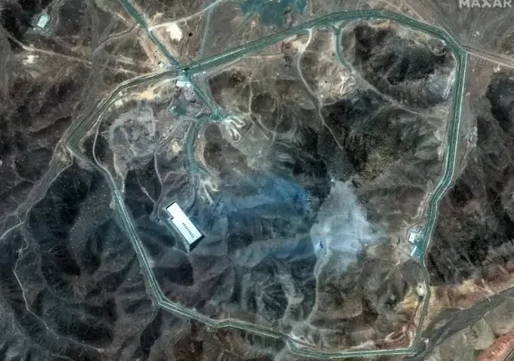 막사 테크놀로지가 공습 다음 날인 2025년 6월 22일 촬영한 포르도 핵시설의 사진을 보면 미군이 투하한 GBU-57 벙커버스터 폭탄으로 지역 일대가 희뿌연 회색으로 변했다. 막사 테크놀로지 제공