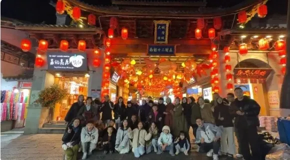 중국에서 35명의 대가족이 2500㎞에 달하는 관광버스 대장정을 떠나 화제다. 홍성신문 캡처
