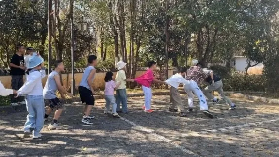 중국에서 35명의 대가족이 2500㎞에 달하는 관광버스 대장정을 떠나 화제다. 사진은 휴게소에서 노는 아이들. 홍성신문 캡처