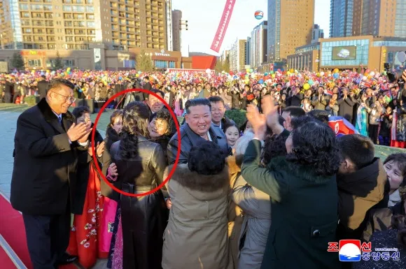 평양 화성지구 4단계 1만세대 살림집 준공식이 지난 16일 진행됐다고 조선중앙통신이 17일 보도했다. 사진은 김정은 북한 국무위원장 딸 주애가 주민을 껴안고 축하하는 모습. 평양 조선중앙통신 연합뉴스