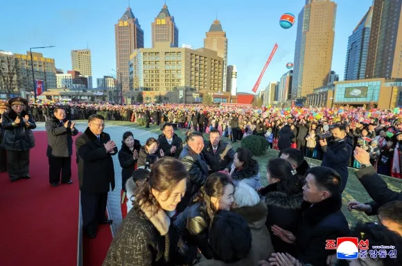 지난 16일 진행된 평양 화성지구 4단계 1만세대 살림집 준공식에서 김정은 북한 국무위원장 딸 주애가 주민들과 인사하며 축하하는 모습. 평양 조선중앙통신 연합뉴스