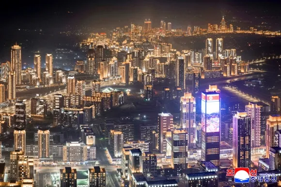 평양 화성지구 4단계 1만세대 살림집 준공식이 지난 16일 진행됐다고 조선중앙통신이 17일 보도했다. 평양 조선중앙통신 연합뉴스