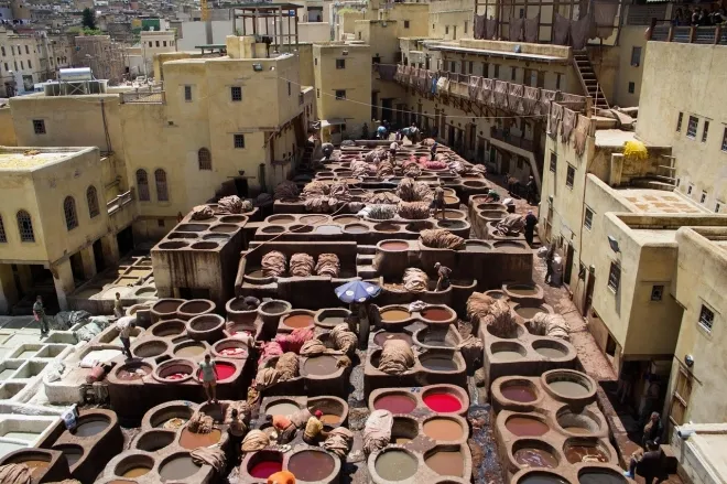 페스에서 가장 인상적인 곳은 ‘슈아라 가죽 염색 공장’(Chouara Tannery)이다. 11세기 방식 그대로 가죽을 무두질하고 염색하는 이곳은 거대한 팔레트를 연상시킨다.