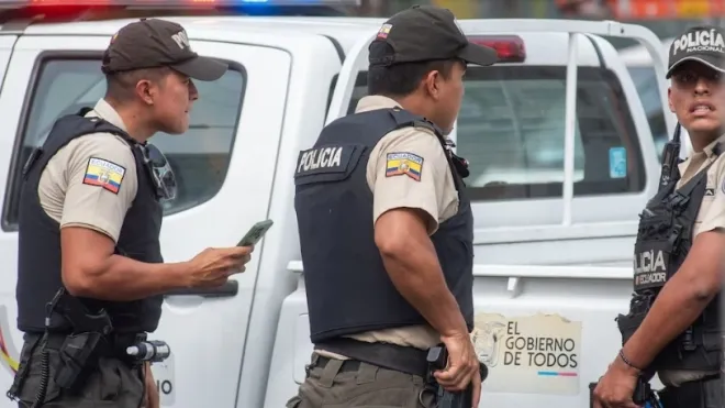 사진=에콰도르 경찰이 사건현장에서 작전을 하고 있다. 에페 캡처