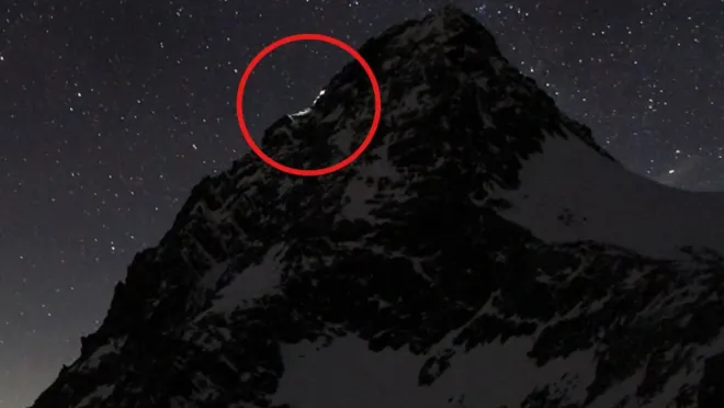 사고 당시 구조대의 웹캠에 찍힌 불빛. 두 사람이 2025년 1월 18일 오후 9시 당시에도 등반하는 모습