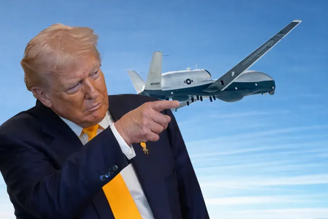 도널드 트럼프 미국 대통령이 18일(현지시간) 워싱턴 백악관 이스트룸에서 열린 흑인역사기념월 행사에서 발언하며 손짓하고 있다. 배경에는 노스럽그러먼의 다중정보(Multi-Int) MQ-4C 트라이톤 고고도 정찰 드론 이미지를 합성했다. AP 연합뉴스·노스럽그러먼