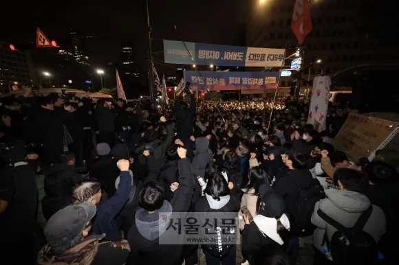 윤석열 대통령이 비상계엄을 선포한 가운데 4일 자정쯤 국회의사당 앞에서 시민들이 계엄 해제 구호를 외치고 있다. 2024.12.4 서울신문