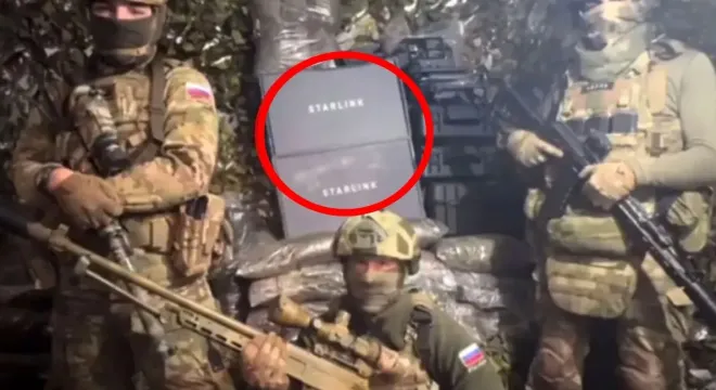 스타링크 단말기 앞에 서 있는 러시아 군인들. 이스트2웨스트뉴스 제공