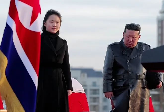 김정은 북한 국무위원장이 지난 15일 평양 화성지구 ‘새별거리’ 준공식에 딸 주애와 함께 참석하고 있다. 최근 국가정보원이 주애를 후계 ‘내정 단계’로 판단한 가운데, 공개 행사 동행 장면이 권력 승계 신호라는 해석도 나온다. 2026.2.16 조선중앙TV·연합뉴스