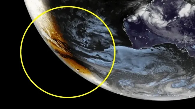 지난 17일  금환일식 동안 달그림자가 남극 위를 지나가고 있다. CIRA/NOAA 제공