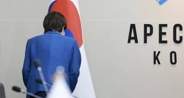 다카이치 사나에 일본 총리가 지난해 10월 30일 경북 경주 APEC 정상회의장에서 열린 이재명 대통령과의 한일정상회담에서 기념촬영 후 자리로 향하기 전 태극기에 예를 표하고 있다. 연합뉴스