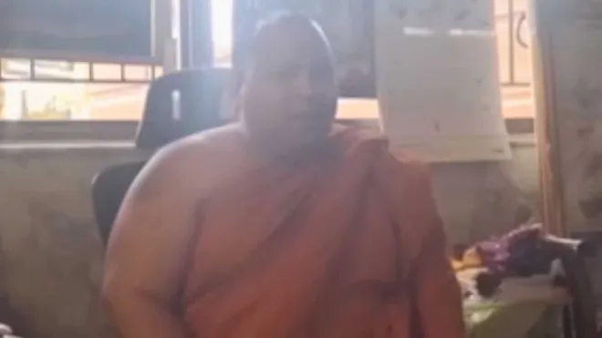 태국 논타부리주 사찰 승려 켄찬(Kaenchan)이 주지 스님 A씨가 수행을 위해 사찰을 떠났다고 설명하고 있다. 채널 8 캡처