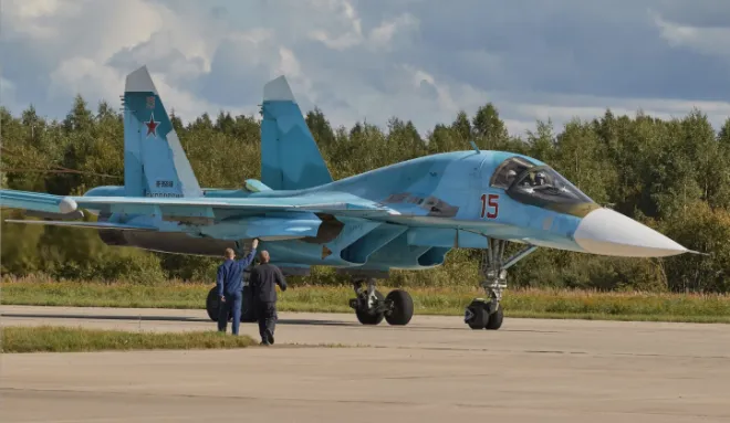 러시아 공군 Su-34 전투폭격기가 기지 활주로에서 이동하고 있다. Su-34는 내부 연료 탑재량이 많아 장거리 작전에 유리한 전투기로 평가된다. 밀리터리워치매거진 캡처