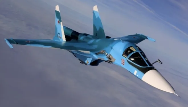러시아 공군 Su-34 전투폭격기가 비행하고 있다. Su-34는 내부 연료 탑재량이 많아 장거리 비행 능력이 뛰어난 전투기로 평가된다. 밀리터리워치매거진 캡처