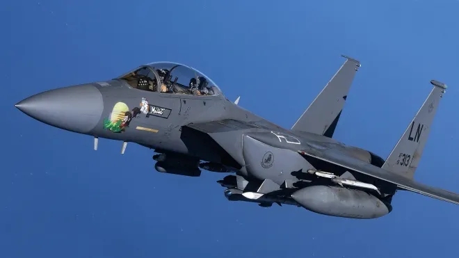 미 공군 F-15 전투기가 외부 연료탱크를 장착한 채 비행하고 있다. 현대 공군은 장거리 작전을 수행할 때 공중급유와 외부 연료탱크를 활용해 작전 범위를 확장한다. 미 공군 제공
