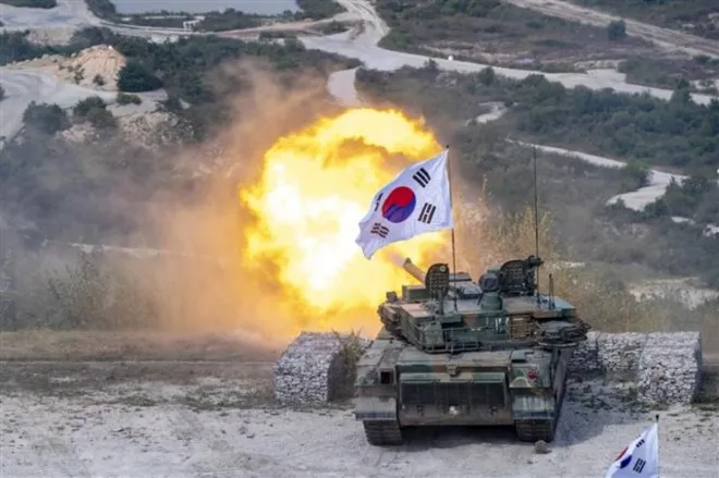 2022년 9월 20일 육군이 경기 포천시 승진과학화훈련장에서 대한민국 방위산업전시회(DX KOREA 2022) 사전 행사로 대규모 기동화력시범을 선보였다고밝혔다. 사진은 K2 흑표전차가 전차포 사격을 하고 있는 모습.육군 제공