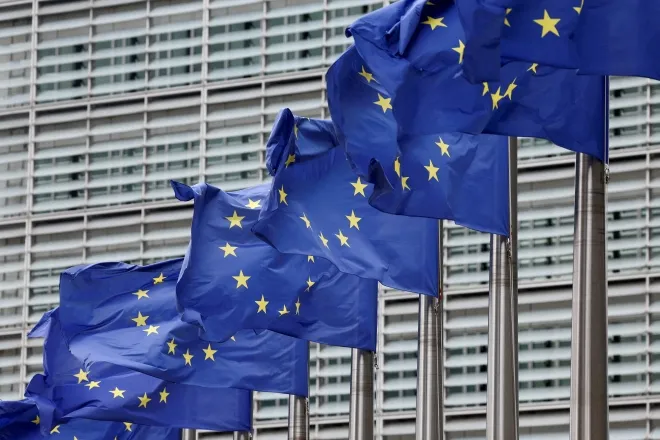 벨기에 브뤼셀 유럽연합(EU) 집행위원회 본부 앞에 EU 깃발이 걸려 있다. EU는 미국의 관세 정책 변화로 무역 합의 비준 절차를 일시 중단하고 상황을 검토 중이다. 로이터 연합뉴스