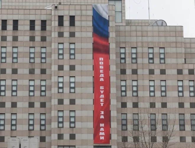 지난 22일 서울 중구 주한 러시아대사관 건물 외벽에 ‘승리는 우리의 것이다’라고 적힌 현수막이 걸려있다. 연합뉴스