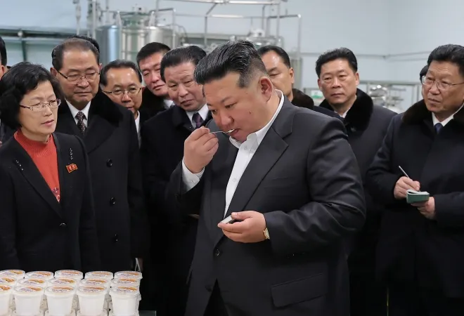 김정은 북한 국무위원장이 지난 2일 삼광축산농장을 시찰하며 제품을 살펴보고 있다. 최근 북한 당국이 공공기관과 공장·기업 용지에에 잔디 조성을 지시했다는 보도가 나왔다. 평양 조선중앙통신 연합뉴스