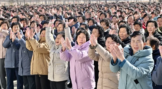 북한 수해지역 주민들이 김정은에게 보내는 감사편지 채택 모임에 참가해 손뼉을 치고 있다. 평양 조선중앙통신 연합뉴스