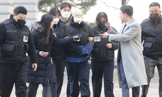 서울 강북구 수유동 모텔에서 남성 2명을 숨지게 한 혐의를 받는 20대 여성 피의자가 12일 서울북부지법에서 열린 영장실질심사에 출석하고 있다. 경찰은 피의자가 약물이 든 음료를 건네 피해자를 숨지게 한 것으로 보고 수사 중이다. 연합뉴스