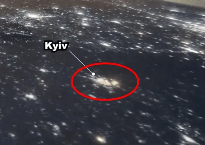 2025년 12월 26~27일 사이 국제우주정거장(ISS)에 탑재된 카메라가 궤도에서 촬영한 러시아 미사일 공격 당시 우크라이나 수도 키이우의 야경. ISS 영상 캡처
