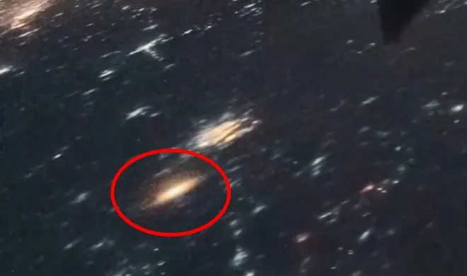 2025년 12월 26~27일 사이 국제우주정거장(ISS)에 탑재된 카메라가 궤도에서 촬영한 러시아 미사일 공격 당시 우크라이나 수도 키이우의 야경. 붉은 동그라미는 키이우 인근에서 러시아 미사일이 요격될 때 발생한 폭발. ISS 영상 캡처