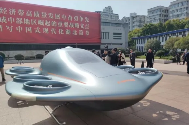 중국에서 후베이성에서 완성된 전동수직이착륙기(eVTOL) 4종을 공개하며 ‘하늘을 나는 자동차’에 대한 기대감을 높였다. 사진은 덴잉과학기술의 4인승 수직이착륙기.  지무신문 캡처