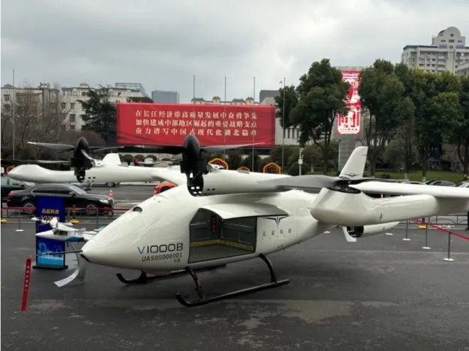 중국에서 후베이성에서 완성된 전동수직이착륙기(eVTOL) 4종을 공개하며 ‘하늘을 나는 자동차’에 대한 기대감을 높였다. 사진은 쉰치과학기술의 장거리 운항 수직이착륙기 V1000. 지무신문 캡처