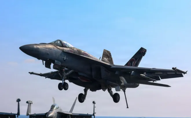 미군 에이브러햄 링컨호 항공모함에 착함하는 F/A-18E 슈퍼호넷.  AFP 연합뉴스