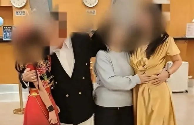 왼쪽부터 여아와 계부, 여아의 어머니 등 가족이 함께 촬영한 사진. 계부와 여아의 신체 접촉 영상이 확산하며 논란이 일었다. 중국 매체 보도 캡처