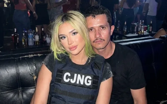 SNS에서 확산한 AI 합성 사진. 온리팬스 모델 마리아 훌리사가 멕시코 마약조직 CJNG와 연관된 것처럼 꾸며진 이미지다. SNS 캡처