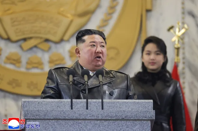 김정은 북한 국무위원장이 노동당 제9차 대회 기념 열병식에서 연설하고 있으며, 뒤편에는 딸 김주애가 서 있다. 조선중앙통신 연합뉴스